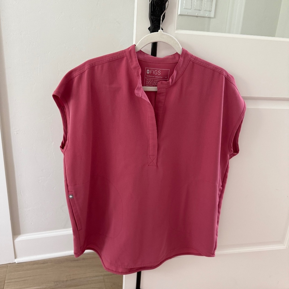 FIGS Rafaela QUARTZ BCA (Breast Cancer Awareness) Oversized Scrub Top - Size M